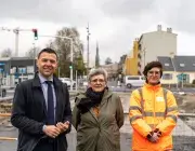 Trois personnes devant un chantier.