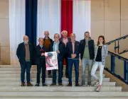 Plusieurs personnes tiennent une affiche.