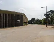Un bâtiment en bois.
