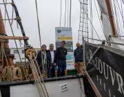 Plusieurs personnes sur un bateau.