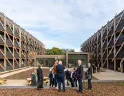 Des gens visitent un bâtiment.