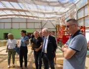 Plusieurs personnes en visite.