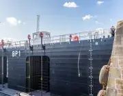 Une grande structure dans un port.