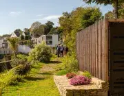 Des personnes marchent dans un jardin. 