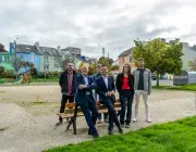 Plusieurs personnes dans un espace public.