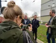 Des gens le long d'une avenue.