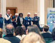 Des gens sur une estrade.