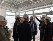 Des gens dans un bâtiment en travaux.