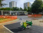 Une cour d'école.