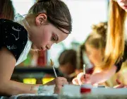 Une jeune fille fait de la peinture.