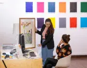 Une femme montre un tableau à une autre femme 