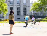 Une enfant roule à vélo.