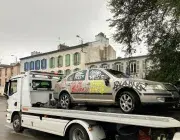 Un véhicule épave sur le pont d'un camion de fourrière