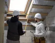 Deux hommes sur un chantier.