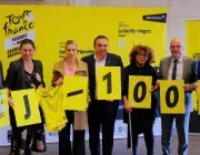 Des hommes et des femmes portant le message J-100