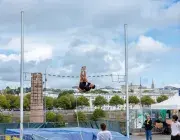 Un homme saute à la perche.