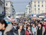 Une foule dans un marché.