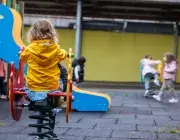 Des enfants jouant sur une aire de jeux 
