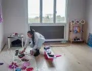 Une artiste dans son atelier au Cercle naval de Brest