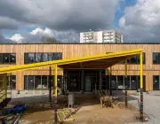 Vue large sur un grand bâtiment