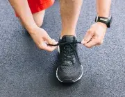 Zoom sur une chaussure de running.