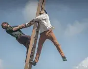 Deux voltigeurs accrochés à un poteau