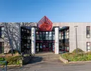 Un bâtiment vu de l'extérieur.