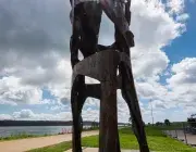 Une statue devant la mer.