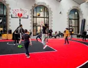 Des enfants jouent au basket.