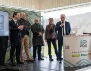 Plusieurs personnes sur une scène.