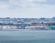 Vue large sur une rade.