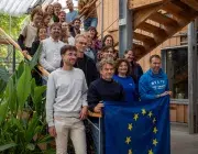 Plusieurs personnes avec un drapeau de l'Europe.