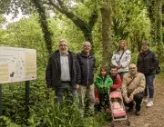 Plusieurs personnes dans un bois.
