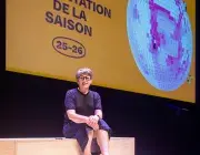 Une femme pose sur une scène.