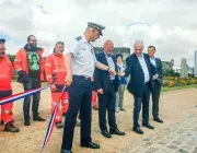 Des hommes coupant un ruban officiel