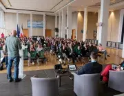 Une salle pleine de gens.