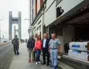 Des personnes devant un bâtiment en travaux.