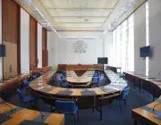 Une grande salle vide.