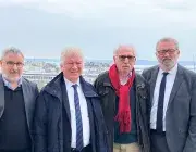 Qautre hommes, avec la ville de Brest en fonc