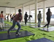 Des enfants font du sport.