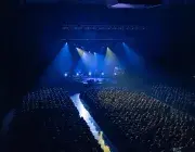 Une femme sur une scène.