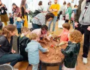 Des enfants jouent autour de la table.