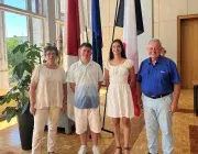 Quatre personnes posent devant l'objectif 