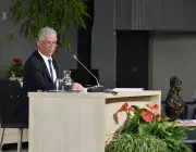 Un homme parle au micro.