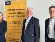 une femme et deux hommes regardent l'objectif 