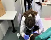 Une étudiante en dentaire reçoit un enfant pour un bilan dentaire 