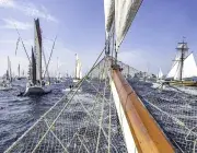 Vue des fêtes maritimes de 2024, avec de nombreux bateaux en rade de Brest. 