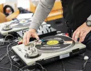 Vue d'un DJ aux platines 