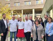 des hommes et des femmes posent devant l'objectif 