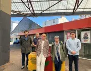des hommes et des femmes regardent l'objectif 